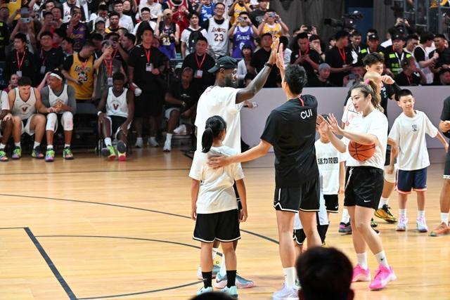 詹姆斯中国行成都站图集：赵睿&amp;amp;李梦等球星出席活动 老詹美美拍照