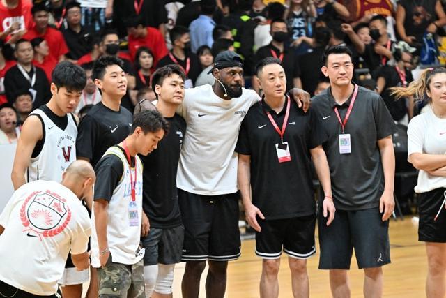 詹姆斯中国行成都站图集：赵睿&amp;amp;李梦等球星出席活动 老詹美美拍照