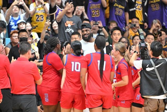 詹姆斯中国行成都站图集：赵睿&amp;amp;李梦等球星出席活动 老詹美美拍照