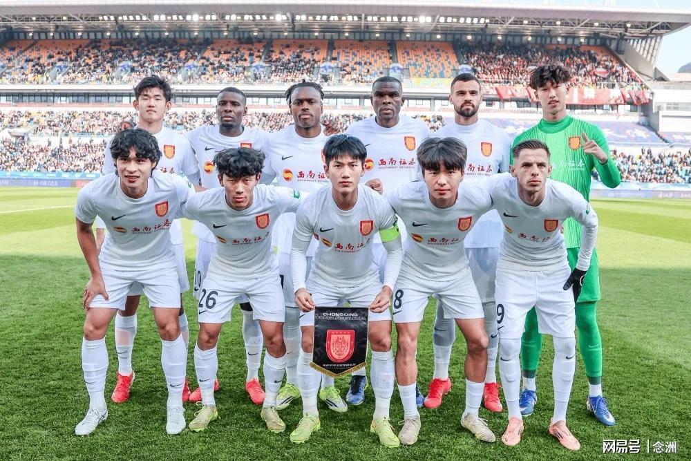 fb体育官网-中超升班马票价太高!球迷怒了 俱乐部门口放韭菜抗议 黄健翔炮轰